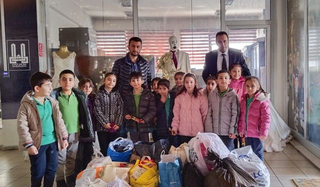 Öğrencilerden Hayır Çarşısı'na gıda bağışı