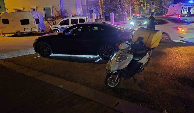 Önüne araç çıkınca motosikleti deviren kurye yaralandı
