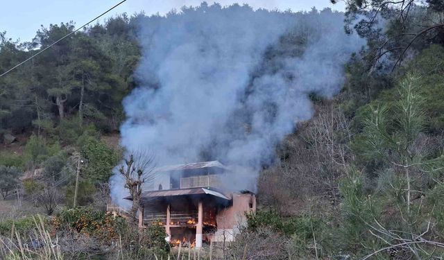 Ormanlık alandaki yayla evi yanarak kullanılmaz hale geldi