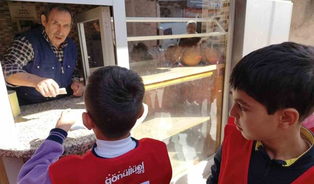 Osmaniye'de minik öğrencilerden askıda ekmek kampanyasına destek