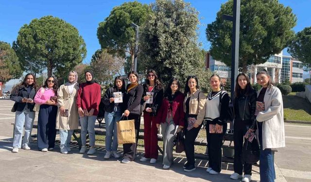 Osmaniye'de öğrenciler Kadınlar Günü'nde gül şeklinde mum dağıttı