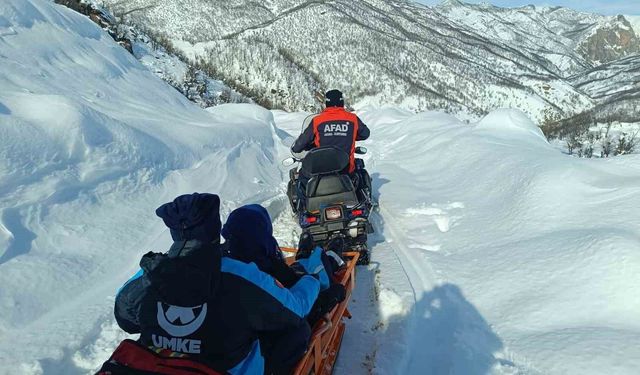 Ovacık'ta karla mücadelede zamanla yarış: 2 hastaya zorlu şartlarda müdahale