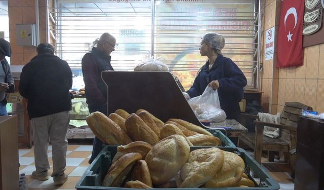 Ramazan ayında zam yapmayan fırıncı ekmeği ve pideyi 10 TL'den satıyor