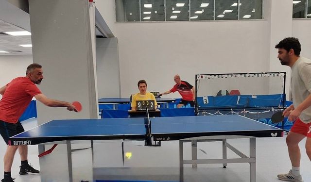 Sağlık çalışanları masa tenisi turnuvasında buluştu