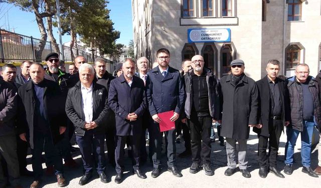 Saldırıya uğrayan okul müdürüne destek verdiler