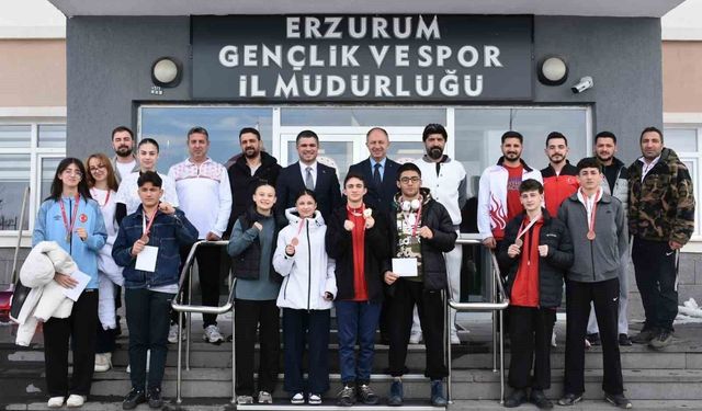 Şampiyon taekwondocular ödüllendirildi