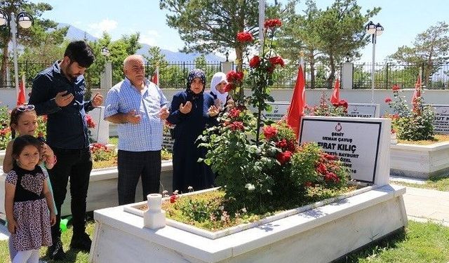 Şehitlikte arife günü hüzünlü buluşma