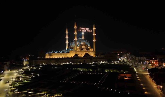 Selimiye Camii'nde mahya mesajı değişti: 'Camide Hayat Var'