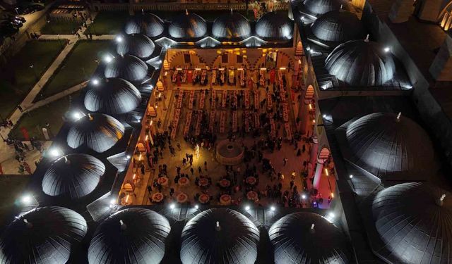 Selimiye'nin gölgesinde binlerce kişi iftarda buluştu