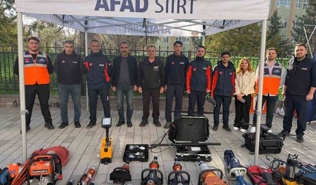 Siirt'te AFAD ekipleri Deprem Haftası'nda vatandaşları bilgilendirdi