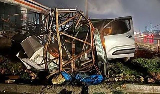 Siirt'te hafif ticari araç elektrik direğine çarptı