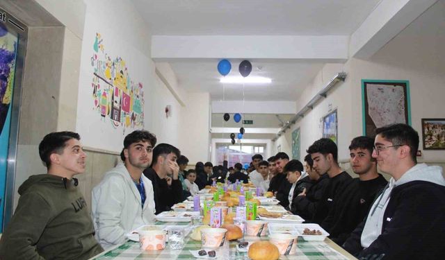 Siirt'te öğrenciler ve öğretmenler iftar sofrasında buluştu