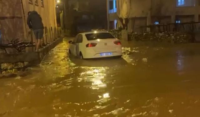 Siirt'te sağanakta göle dönen yollarda araçlar mahsur kaldı