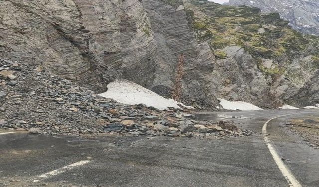 Şırnak-Beytüşşebap yolundaki heyelan nedeniyle trafik akışı durdu