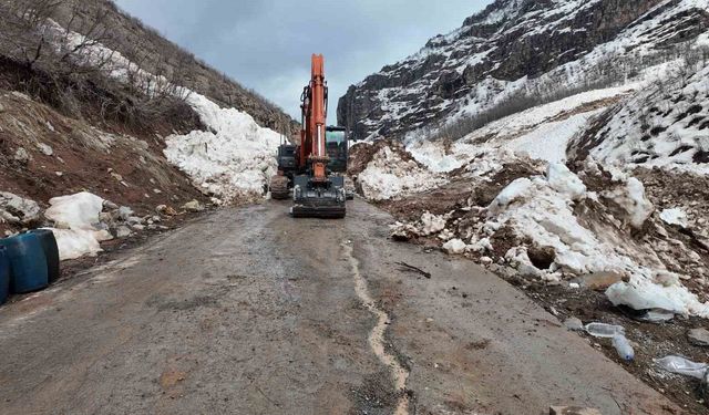 Şırnak'ta çocuklardan alkışlanacak hareket: Yolların açılması için günlerdir çalışan işçilere yemek götürüyorlar