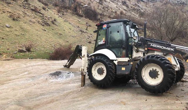 Şırnak'ta sel suları yolları kapattı