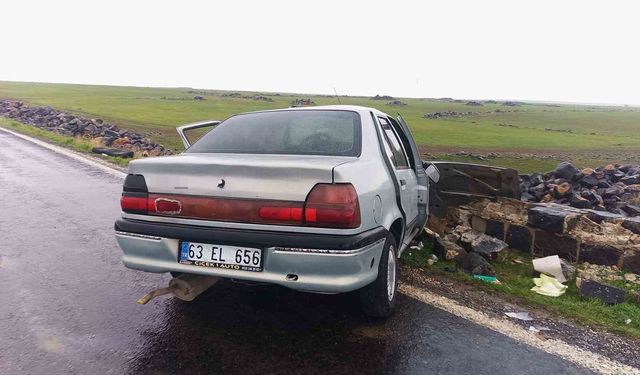 Siverek'te otomobil köprü duvarına çarptı: 5 yaralı