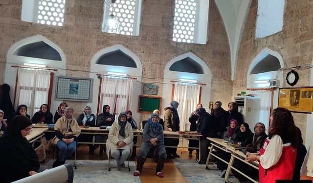 Sokollu Camii Kur'an Kursu kursiyerlerine AEP eğitimi