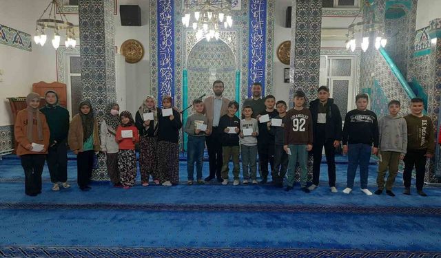 Son teravih namazının ardından camiye devam eden çocuklara harçlık ödülü verildi