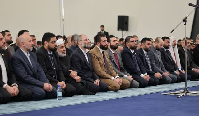 Suriye Devlet Başkanı Başkan eş-Şara, bayram namazını Halk Sarayı'nda kıldı