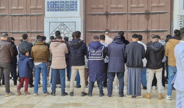 Suriye'de camileri dolduran Müslümanlar bayram namazını kıldı
