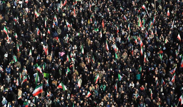 Tahran'da on binlerce kişi yeni dini lider Mücteba Hamaney'e destek için meydanlarda