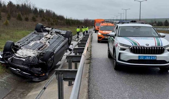 Takla atan otomobilden yara almadan kurtuldular