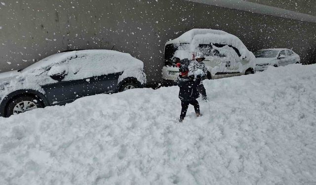 Tatvan'da kar kalınlığı 1 metreye ulaştı