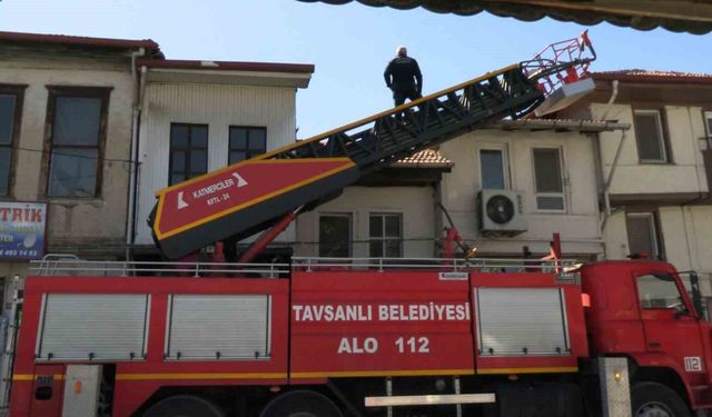Tavşanlı'da çatı yangını paniğe neden oldu, hatalı parklar itfaiyeye zor anlar yaşattı
