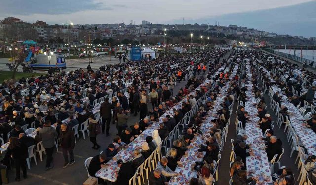 Tekirdağ'ın en büyük iftar sofrası: 8 bin kişi aynı anda orucunu açtı