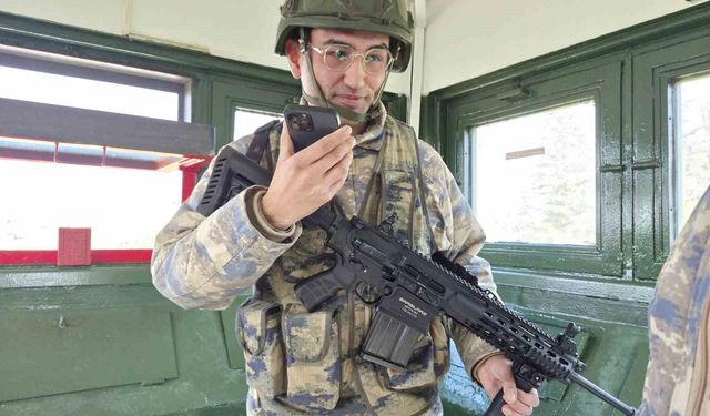 Telefondan annesiyle bayramlaşan Mehmetçik'in duygu dolu anları