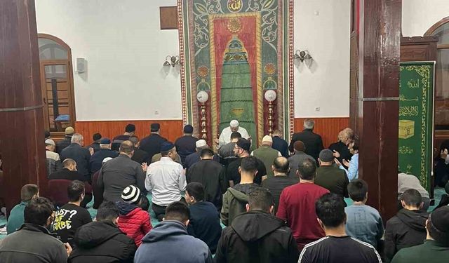 Tercan'da vatandaşlar Kadir Gecesi'nde camileri doldurdu