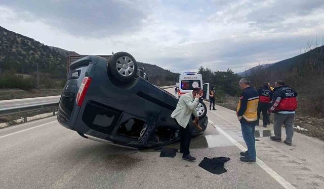 Ters dönen araçtan sağ kurtuldu