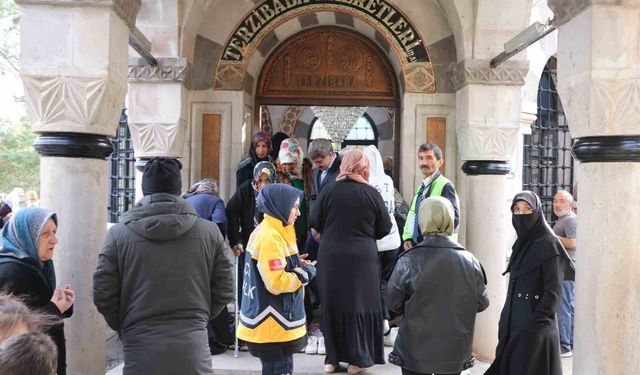 Terzibaba Mezarlığı'nda arife günü yoğunluğu