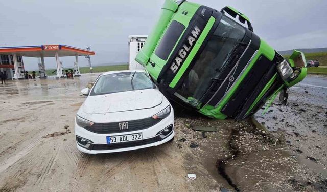 Tır otomobilin üstüne devrildi