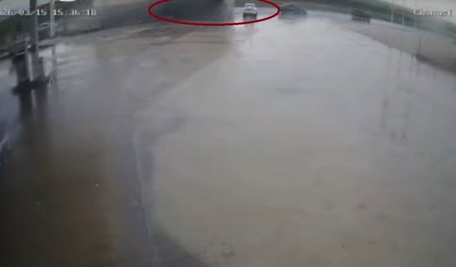 Tırın otomobilin üstüne devrildiği anlar kamerada