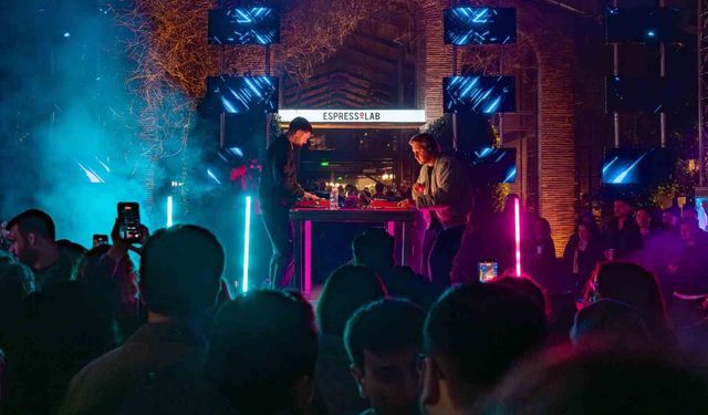 Tonic Walter, Espressolab Roastery'de sahne aldı