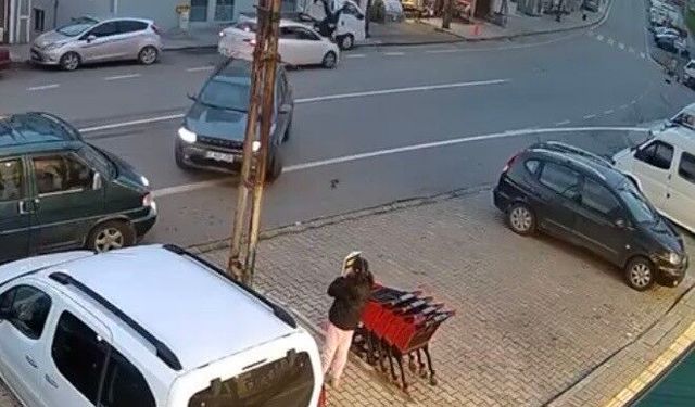 Trabzon'da otomobilin çarptığı genç kadın metrelerce savruldu... O anlar kamerada