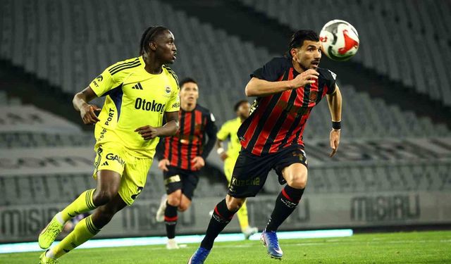 Trendyol Süper Lig: Fatih Karagümrük: 2 - Fenerbahçe: 0 (İlk yarı)