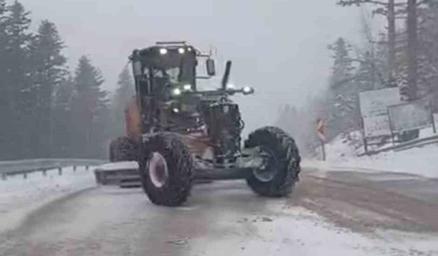 Uludağ'da bayramda kar sürprizi: Yollar beyaza büründü, ekipler seferber oldu