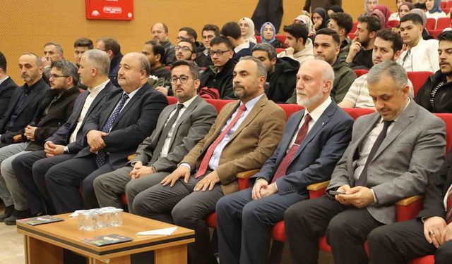 Üniversitesi gençler Kur'an-ı Kerim'i güzel okumak için yarıştı