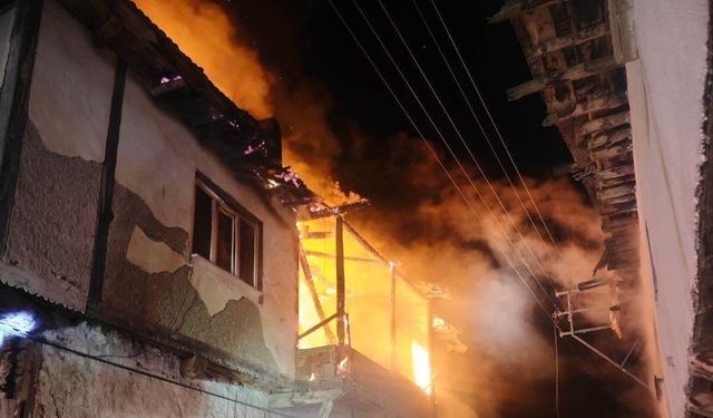 Uşak'ta iki katlı evde çıkan yangın söndürüldü
