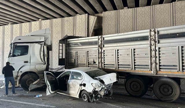 Uşak'ta otomobil ile tır çarpıştı: 1 yaralı