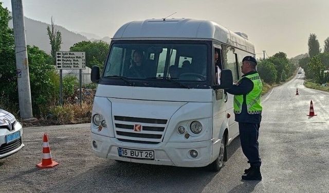 Uşak'ta polis ve jandarmadan okul çevreleri ve servislere sıkı denetim