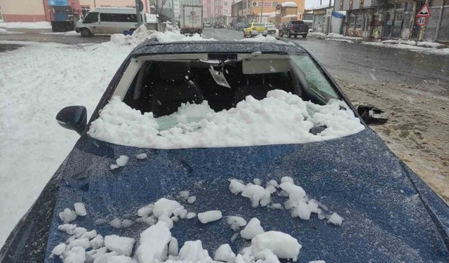 Üzerine çatıdan kar kütlesi düşen otomobil kullanılamaz hale geldi