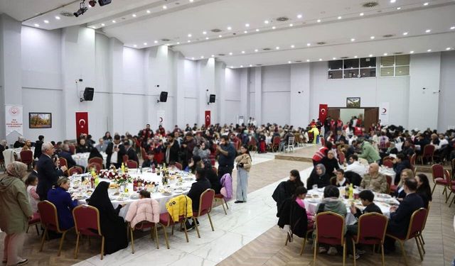 Vali Çakır, Dünya Yetimler Günü'nde koruyucu aileler ve çocuklarla iftarda buluştu