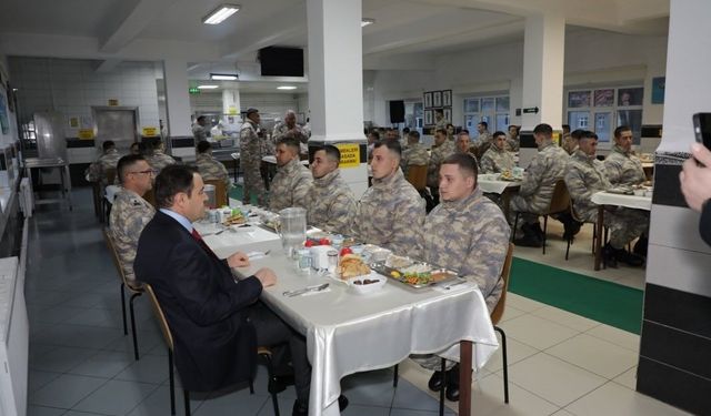 Vali Işın, orucunu Mehmetçiklerle açtı