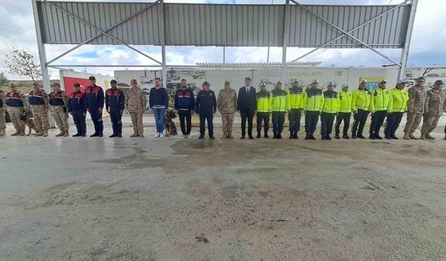 Vali Kalaylı uygulama noktasında güvenlik güçleri ve vatandaşlarla bayramlaştı