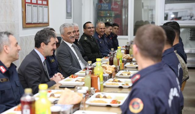 Vali Makas Mehmetçikle iftar yaptı