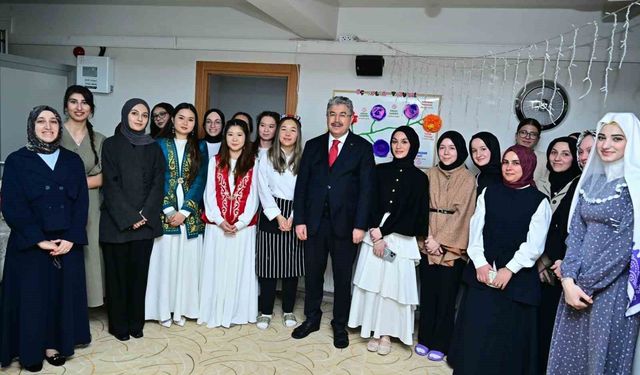 Vali Yılmaz, kız yurdunda kalan uluslararası öğrencilerle iftar yaptı